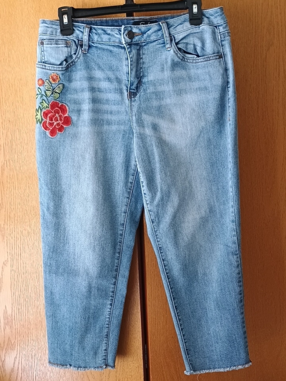 Earl Jeans Capri/ Crop Jeans with Boho Floral Embroidered Butterfly Motif Sz12